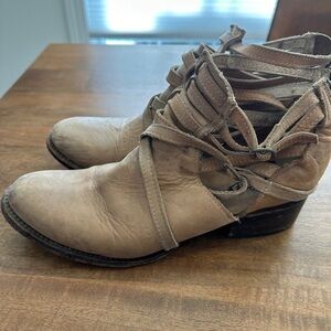 Freebirds Stair Size 8 in good used condition 🕊️✨